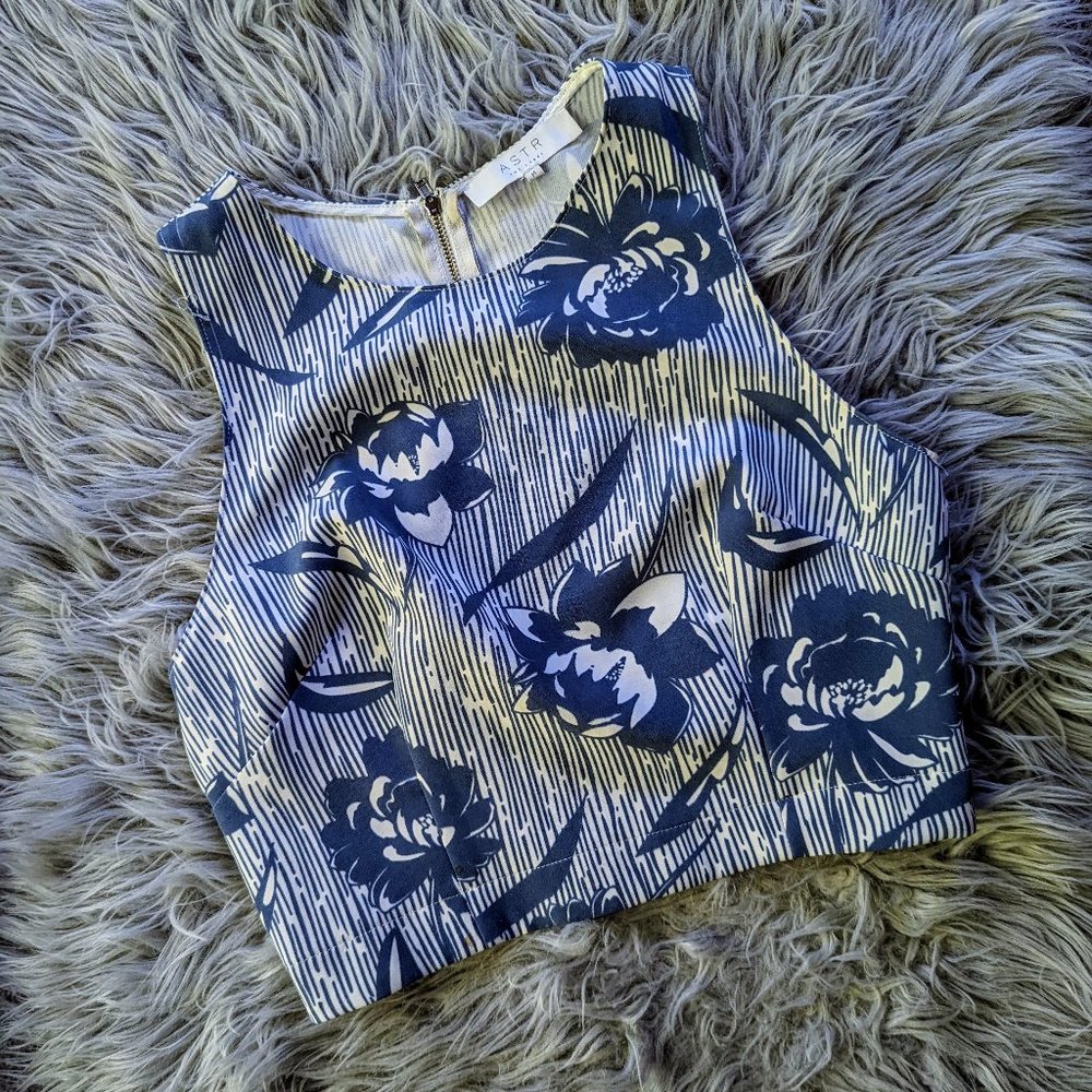 ASTR Blue and White Floral Crop Top sz M